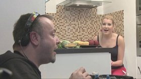 Jitka Nováčková si během vaření zpívá se zvukařem