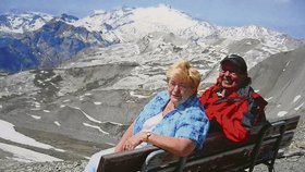Oba manželé po úspěšné transplantaci propadli vysokohorské turistice. Momentka je zachycuje ve švýcarských Alpách. „Tam bych se bez milující manželky nikdy nepodíval, netěšil se s vnukem,“ míní dojatý Otto.