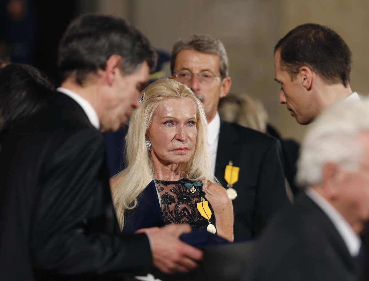 V roce 2015 dostala na Pražském hradě vyznamenání od prezidenta Miloše Zemana.