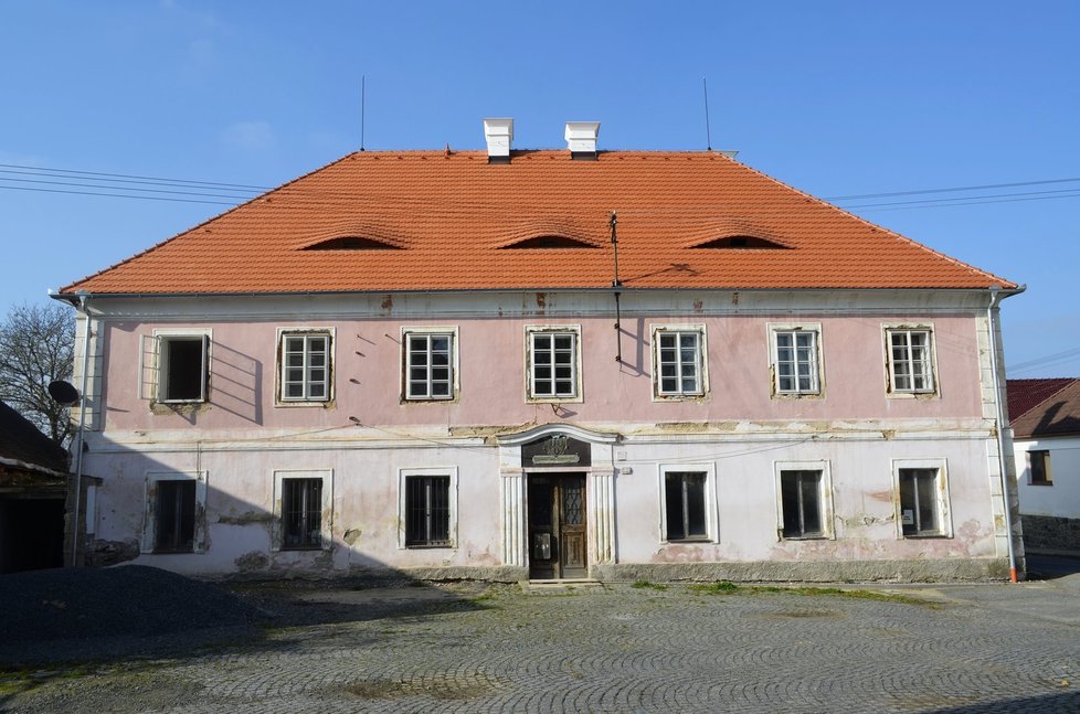 Měčín, 27. října 2014: Přední část domu má vyměněnou horní řadu oken.