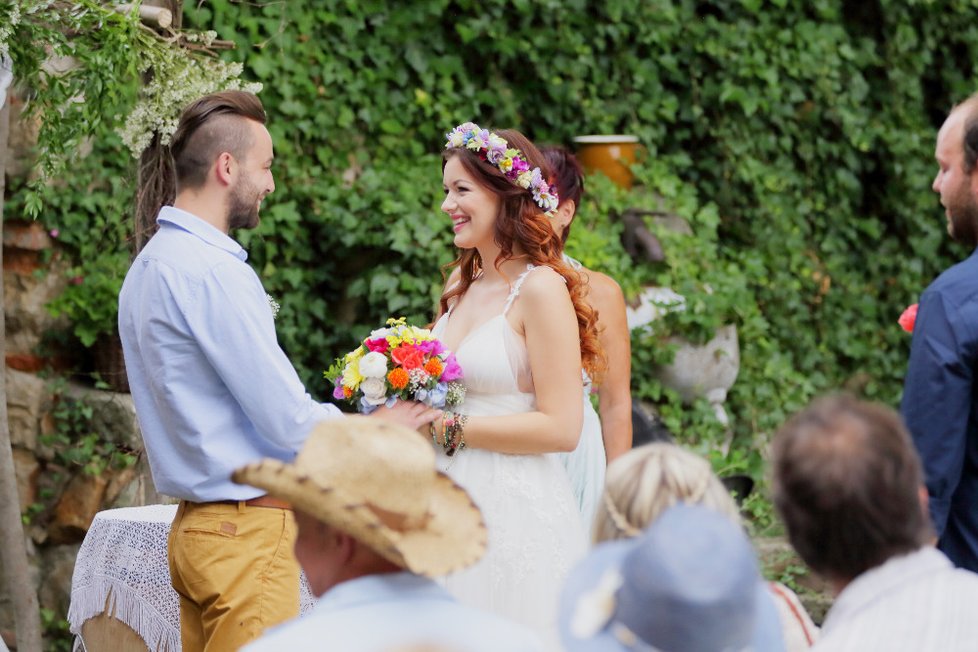 Jitka s Lukášem na jejich svatbě v boho stylu