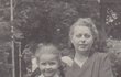 1956 - Jitka Zelenková s babičkou z Rakovníka, s níž vyrůstala