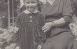 1956 - Jitka Zelenková s babičkou z Rakovníka, s níž vyrůstala 1956 - Jitka Zelenková s babičkou z Rakovníka, s níž vyrůstala