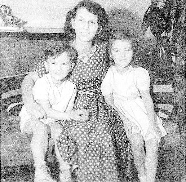 1952. S maminkou a bratrem Honzou. V dospělosti se s ním soudila o byt.