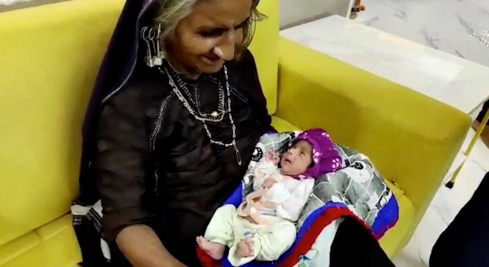 Jivunben Rabariová (70) přivedla po umělém oplodnění na svět zdravé dítě. Je prý její první.