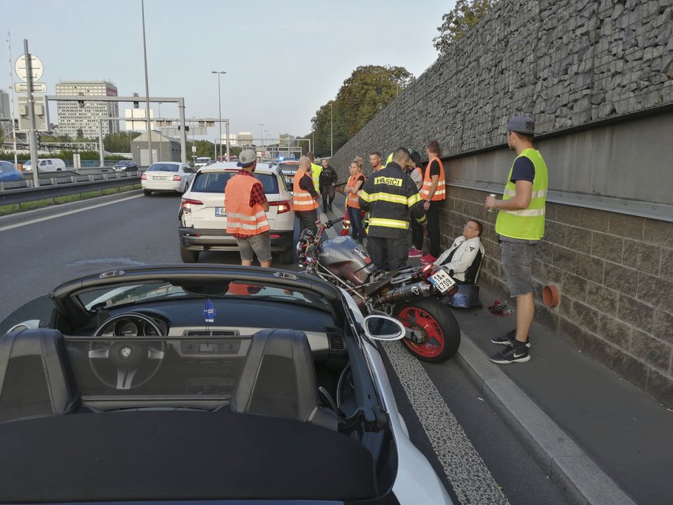 Nehoda motocyklu a dvou automobilů při spanilé jízdě za Nikol (†23)