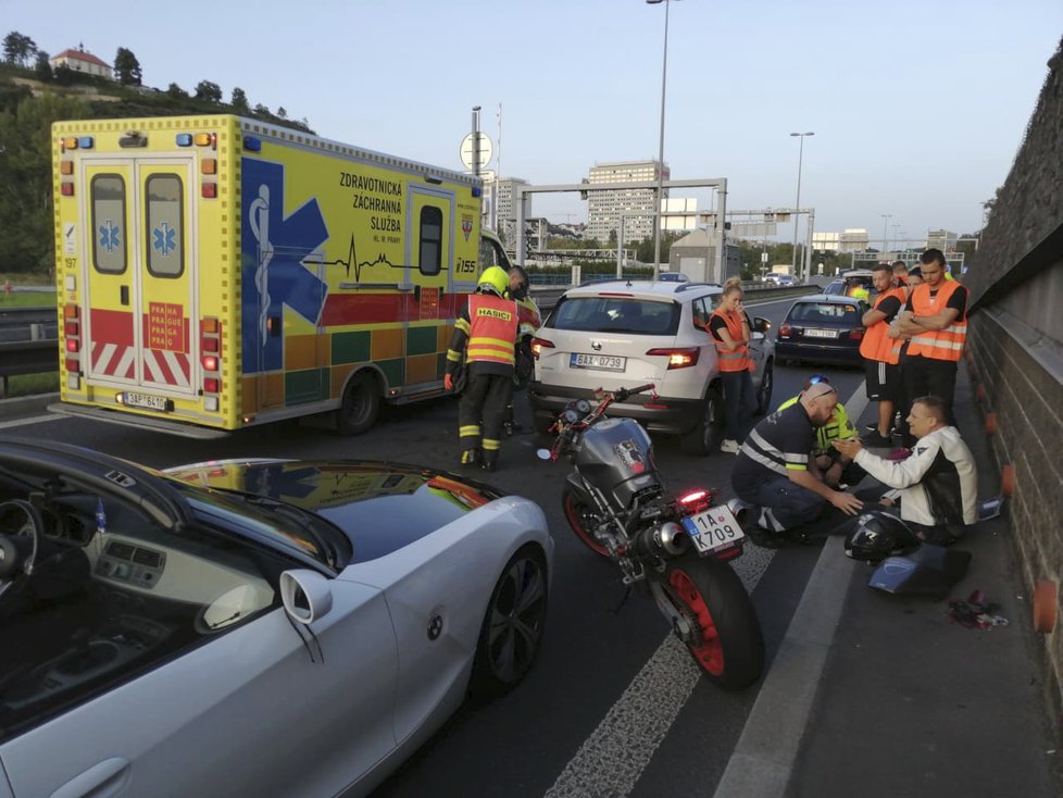 Nehoda motocyklu a dvou automobilů při spanilé jízdě za Nikol (†23)