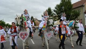 Úžasná podívaná v Hluku na Uherskohradišťsku: Koně při Jízdě králů ozdobili velkými srdci