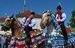 Jízda králů, koně zdobí 1600 papírových růží