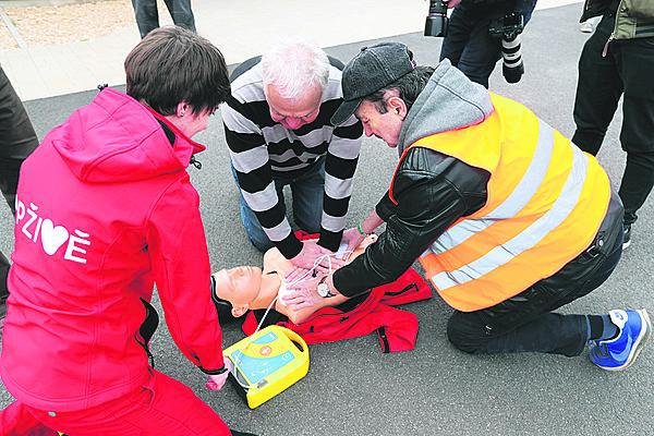 Tento defibrilátor, který můžete mít ve voze, je snadno ovladatelný i laikům