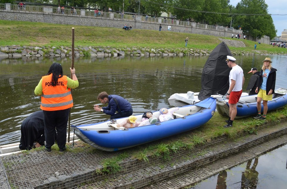 Škola v přírodě plná figurek žáků.