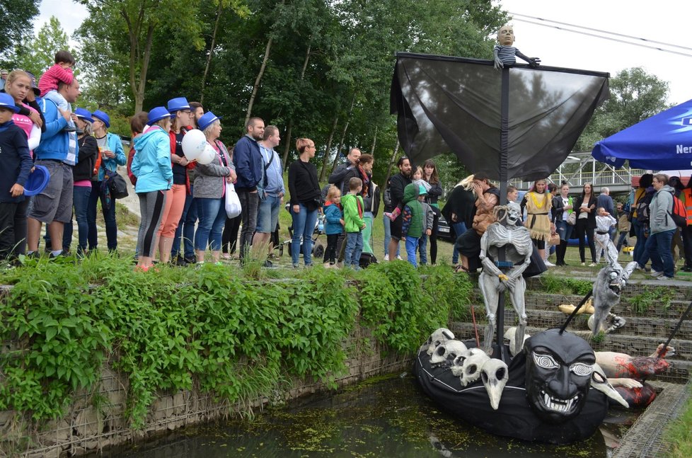 Výletní loď z onoho světa vezla po vodě mrtvolu.