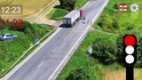 Šoférům se nechtělo čekat, projeli na červenou: Shora si je pohlídal policejní dron