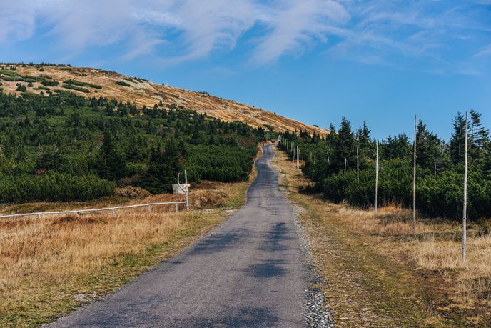 Elektrokola umožňují méně zdatným cyklistům zdolávat trasy i na horách.