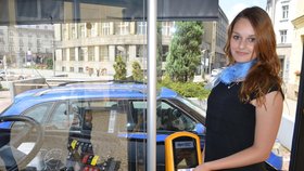 Ostravský dopravní podnik zavedl inteligentní systém pro platbu jízdenek kartou.