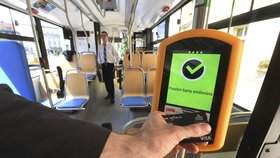 Ostravský dopravní podnik zavedl inteligentní systém pro platbu jízdenek kartou.