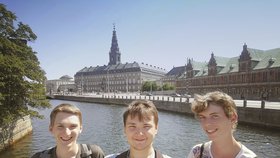 Michal (vlevo) se spolužáky navštívil čtyři země. Jízdenku mu zaplatila EU.