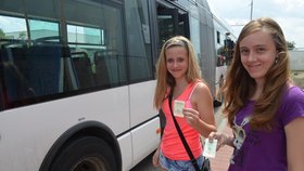 Studentky Veronika Humpálová a Lada Žílová doufaly, že jízdenky, které si koupily, nejsou falešné.