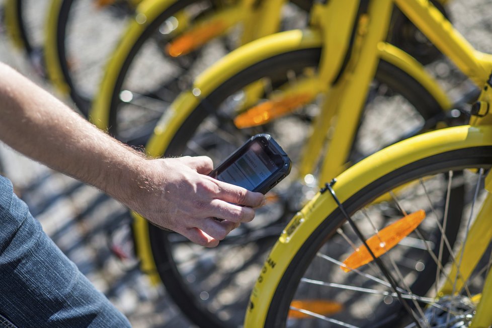 Kole se odemykají a zamykají mobilními telefony pomocí speciální aplikace.