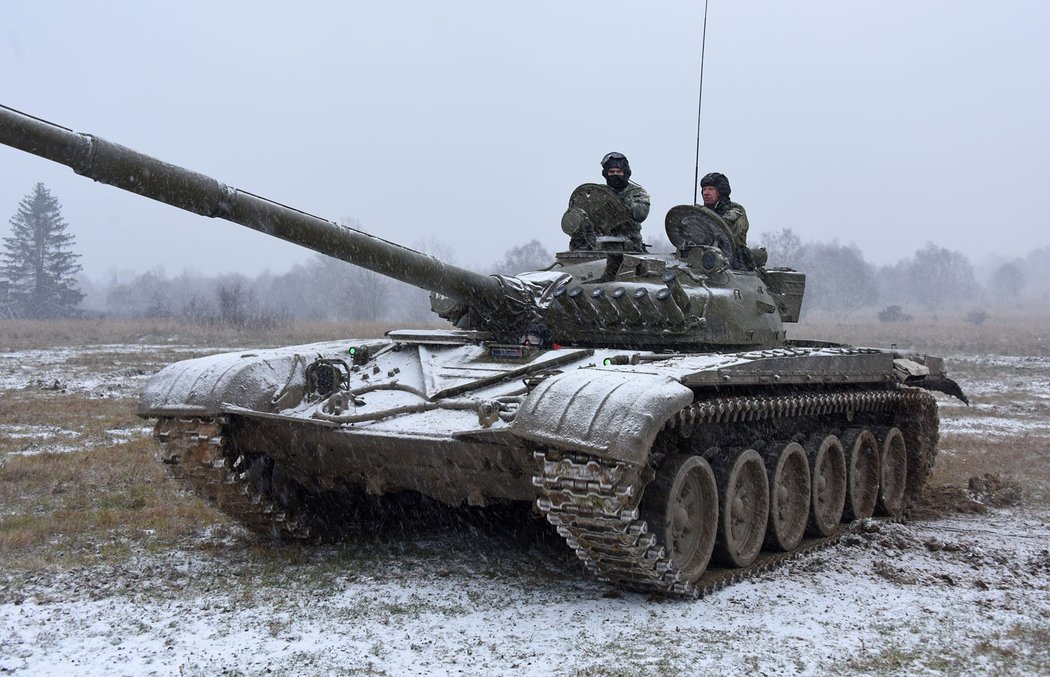 Tank T-72 je vyzbrojen 125 mm kanónem s hladkou hlavní, kulometem ráže 7,62 mm spřaženým s kanónem a protiletadlovým kulometem ráže 12,7 mm umístěným ve věžičce velitele