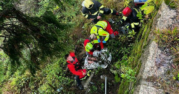 Cyklista v Jizerských horách spadl z čtyřmetrové zdi: Záchranáři ho museli v náročném terénu hledat