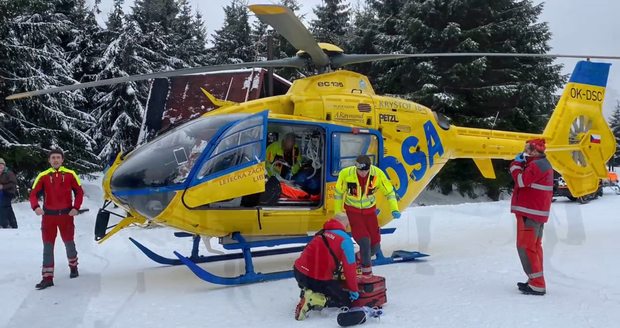 Dramatická záchrana běžkaře v Jizerkách: Muže resuscitovali svědci, pak i letečtí záchranáři