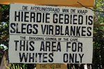Podobné nápisy byly v době apartheidu na jihu Afriky běžné. Dnes bude takový nápis viset před vstupem do města Eureka