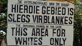 Podobné nápisy byly v době apartheidu na jihu Afriky běžné. Dnes bude takový nápis viset před vstupem do města Eureka