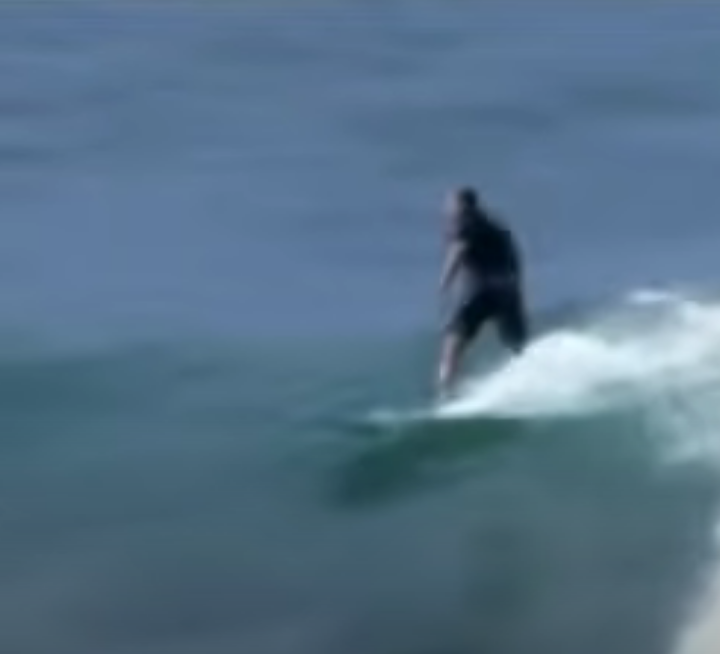 Na hrůzný zážitek zavzpomínal surfař&nbsp;Shannon Ainslie. Byl na surfu se svým bráchou, když ho napadli dva žraloci bílí.