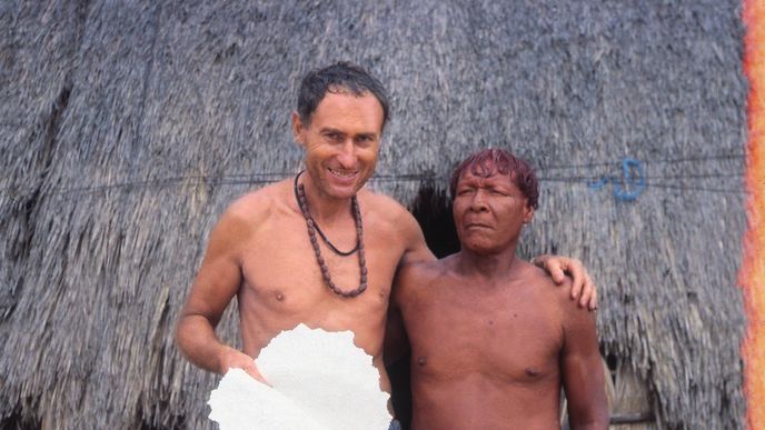 Autor článku (v ruce drží kasavovou placku beiju) a náčelník Aritana. Centrální brazilská Amazonie, horní tok řeky Xingú.