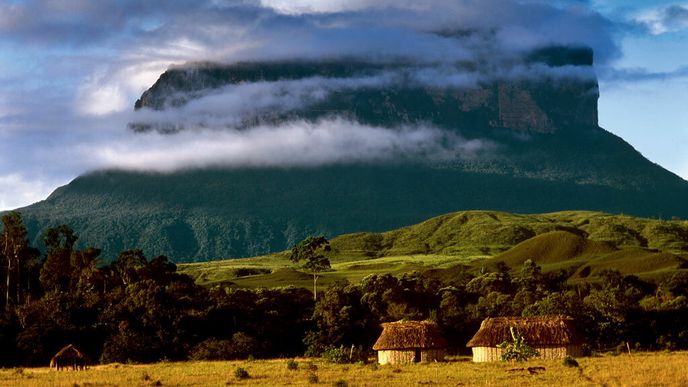 Upuigma tepui, španělsky nazývaná Castillo, tedy Hrad, je samostatná stolová hora nedaleko Chimantá. Na jejím vrcholovém plató, 1,5 km vysoko nad okolní savanou, dosud nepracovala žádná vědecká expedice.
