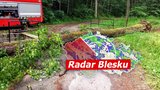 Bouřky se prohnaly Českem: Stržená střecha domu a zřícená část kasáren. Sledujte radar Blesku
