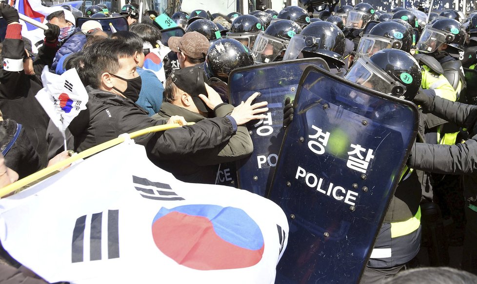 Jihokorejský ústavní soud zbavil moci prezidentku Pak Kun-hje. Její příznivci se na demonstraci střetli s policií, dva lidé zemřeli.