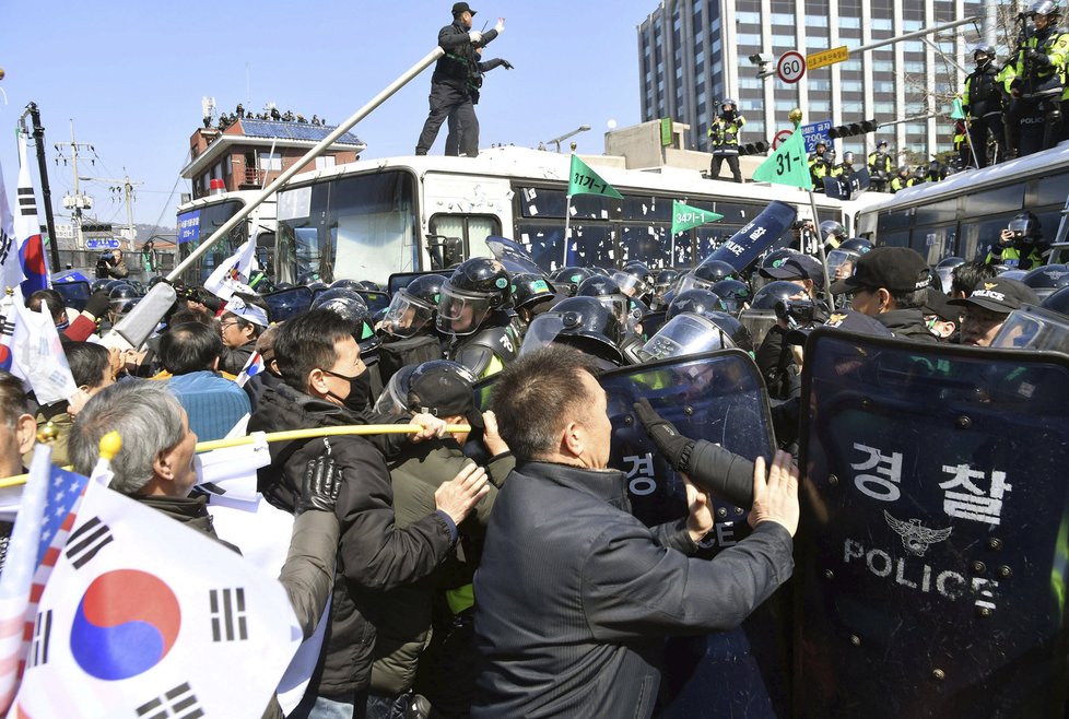 Jihokorejský ústavní soud zbavil moci prezidentku Pak Kun-hje. Její příznivci se na demonstraci střetli s policií, dva lidé zemřeli.