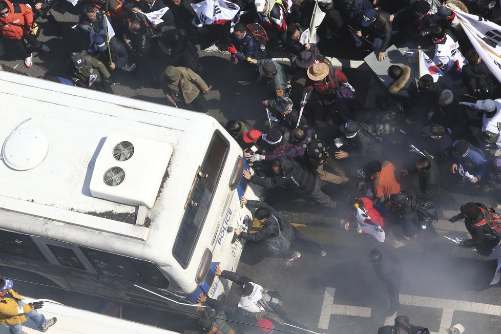 Jihokorejský ústavní soud zbavil moci prezidentku Pak Kun-hje. Její příznivci se na demonstraci střetli s policií, dva lidé zemřeli.