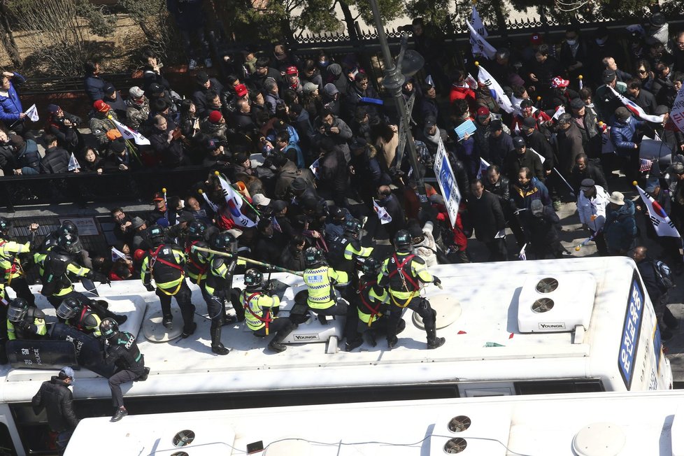 Jihokorejský ústavní soud zbavil moci prezidentku Pak Kun-hje. Její příznivci se na demonstraci střetli s policií, dva lidé zemřeli.