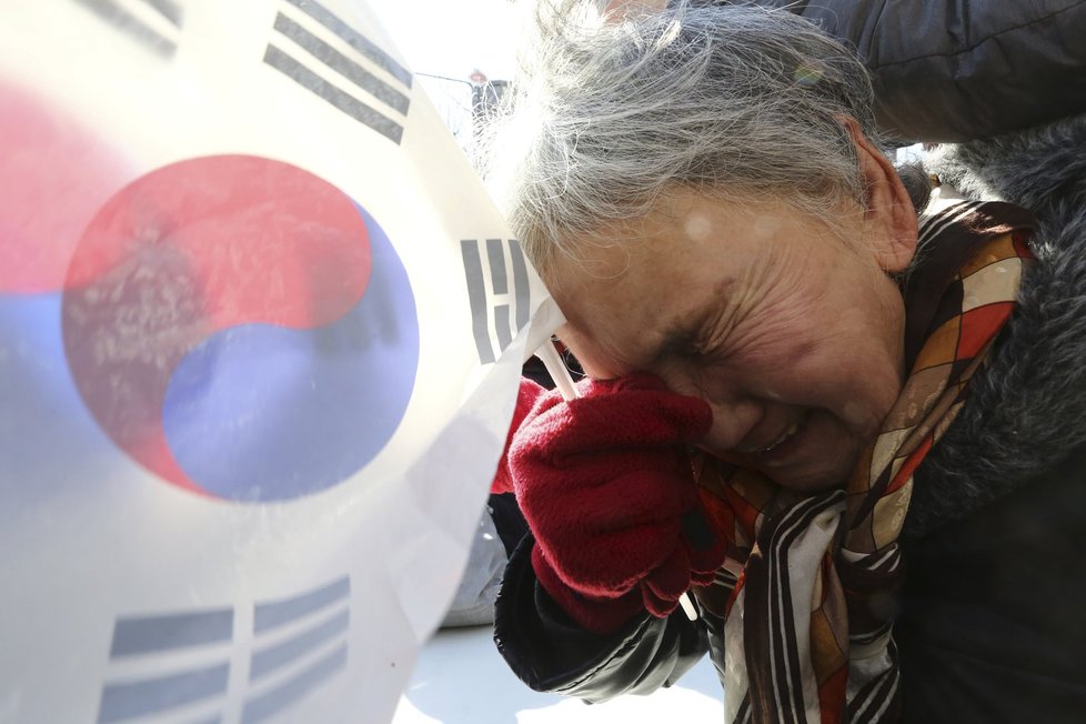 Jihokorejský ústavní soud zbavil moci prezidentku Pak Kun-hje. Její příznivci se na demonstraci střetli s policií, dva lidé zemřeli.