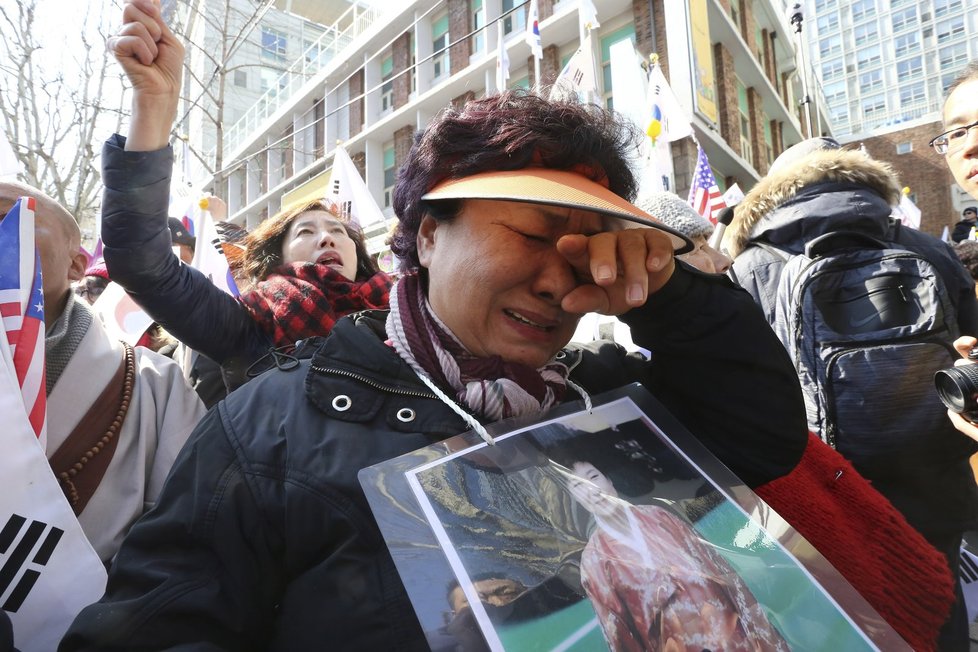 Jihokorejský ústavní soud zbavil moci prezidentku Pak Kun-hje. Její příznivci se na demonstraci střetli s policií, dva lidé zemřeli.