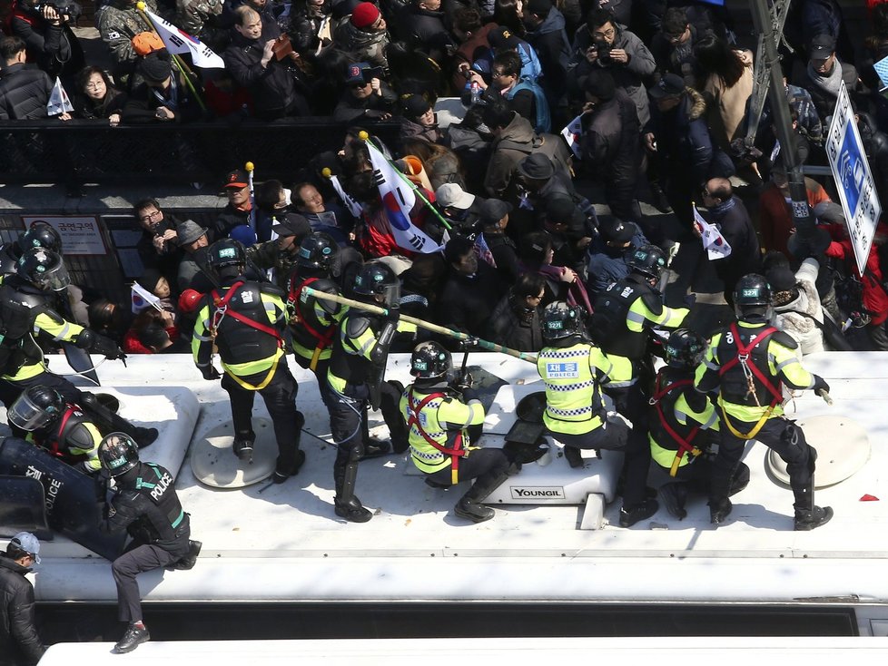 Jihokorejský ústavní soud zbavil moci prezidentku Pak Kun-hje. Její příznivci se na demonstraci střetli s policií, dva lidé zemřeli.