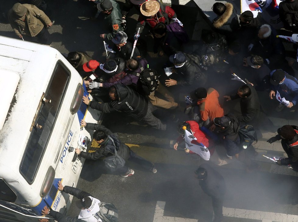 Jihokorejský ústavní soud zbavil moci prezidentku Pak Kun-hje. Její příznivci se na demonstraci střetli s policií, dva lidé zemřeli.