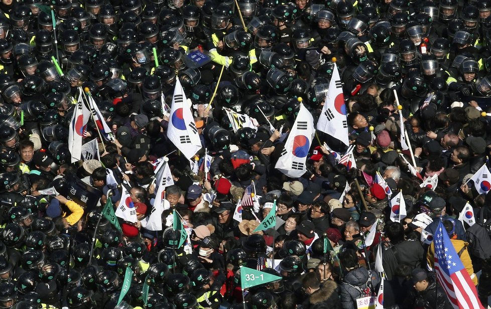 Jihokorejský ústavní soud zbavil moci prezidentku Pak Kun-hje. Její příznivci se na demonstraci střetli s policií, dva lidé zemřeli.