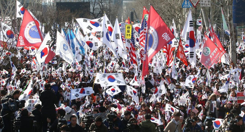 Jihokorejský ústavní soud zbavil moci prezidentku Pak Kun-hje. Její příznivci se na demonstraci střetli s policií, dva lidé zemřeli.