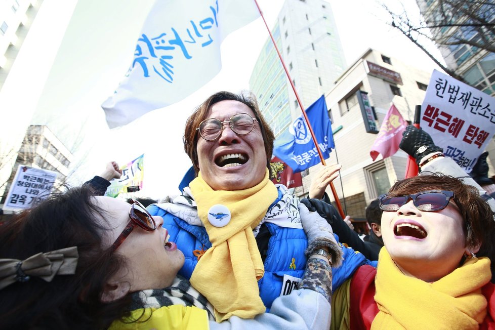 Jihokorejský ústavní soud zbavil moci prezidentku Pak Kun-hje. Její příznivci se na demonstraci střetli s policií, dva lidé zemřeli.