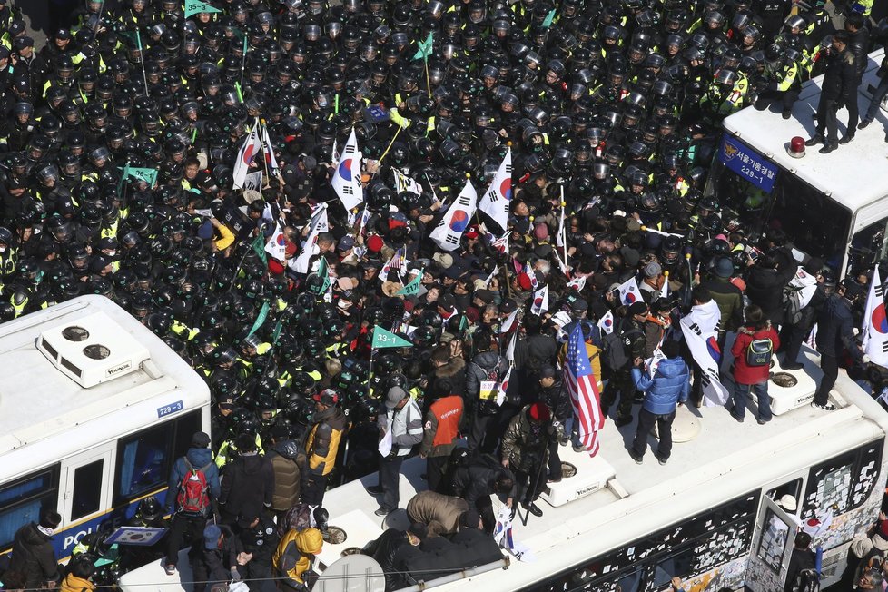 Jihokorejský ústavní soud zbavil moci prezidentku Pak Kun-hje. Její příznivci se na demonstraci střetli s policií, dva lidé zemřeli.