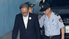 Jihokorejský exprezident I Mjong-bak dostal 15 let vězení za korupci.