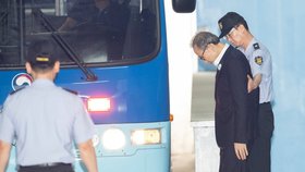 Jihokorejský exprezident I Mjong-bak dostal 15 let vězení za korupci.