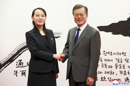 Historický moment. Kim Jo-čong, sestra severokorejského diktátora Kim Čong-una, si potřásla rukou s jihokorejským prezidentem Mun Če-inem.