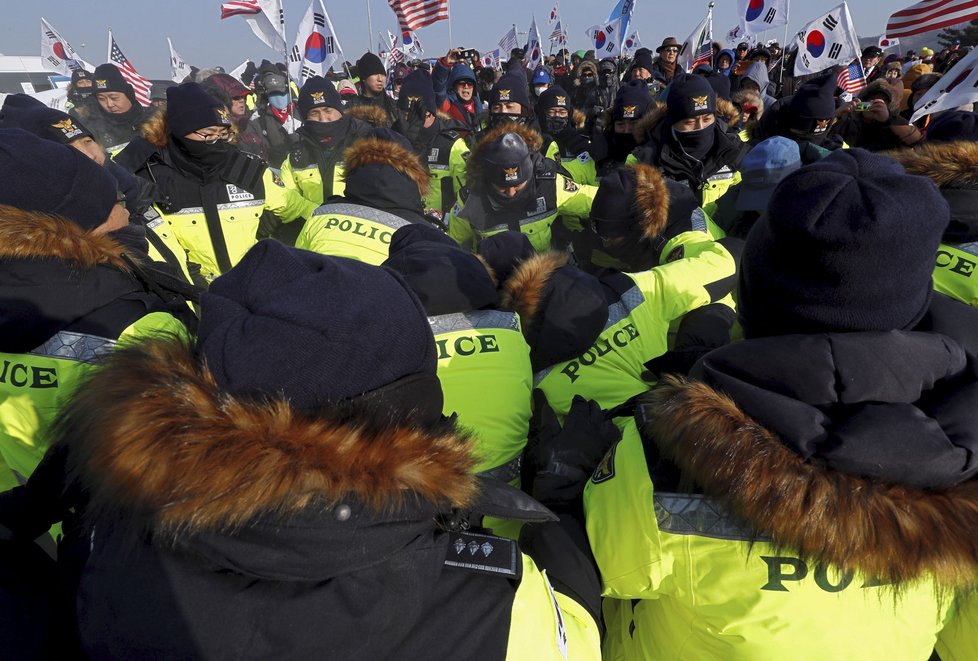 Demonstrace proti přítomnosti severokorejské delegace na ZOH.