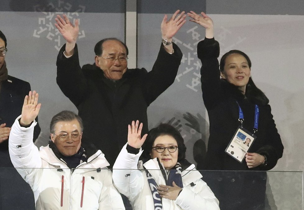 Sestra severokorejského vůdce Kim Jo-čong a Kim Jong-nam na zahajovacím ceremoniálu. Před nimi seděl jihokorejský prezident s manželkou.