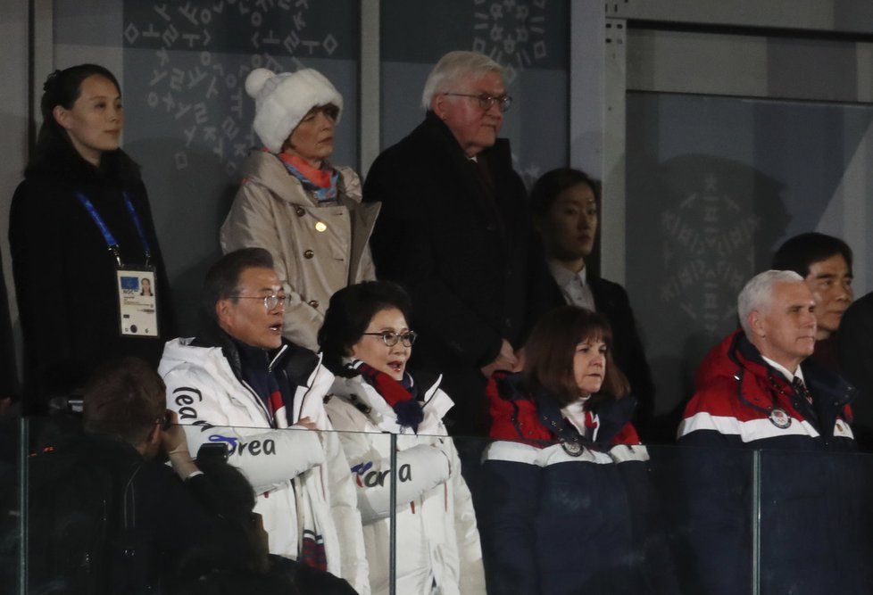 Sestra severokorejského vůdce Kim Jo-čong a Kim Jong-nam na zahajovacím ceremoniálu. Před nimi seděl jihokorejský prezident s manželkou.